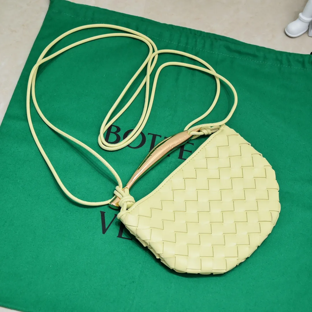 Batch 1216 BV Mini Sardine is coming‼ ️Super high-end, stainless steel hardware + 24k real gold plating process, fish scales (concave and convex positions) are the finishing touch, the sardine bag that can be carried cross-body is completely beautiful to the heart. The metal element handle and weaving are perfectly combined to completely integrate the artistic sense and elegance and fashion. It is really like a work of art🏺The large size is elegant, the small size is exquisite and cute, a must-have item for fashionistas, and the details are perfectly reproduced. Style number: 6680# Size 20*12*2.5